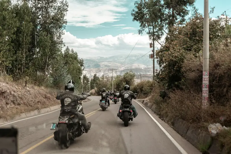 Grupo de moteros en una salida por carretera