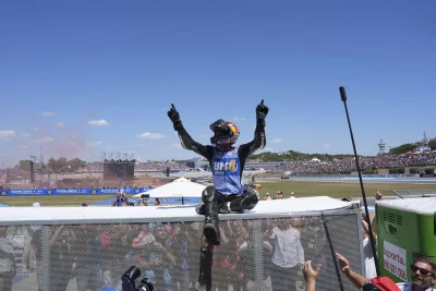 Álex Márquez reina en Jerez en una carrera marcada por la caída de Marc y el caos en MotoGP