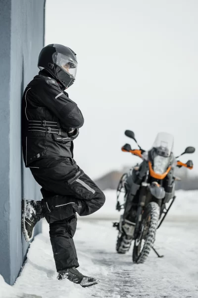Traje de una pieza vs. chaqueta y pantalón: ¿Qué elegir para tus rutas en moto?