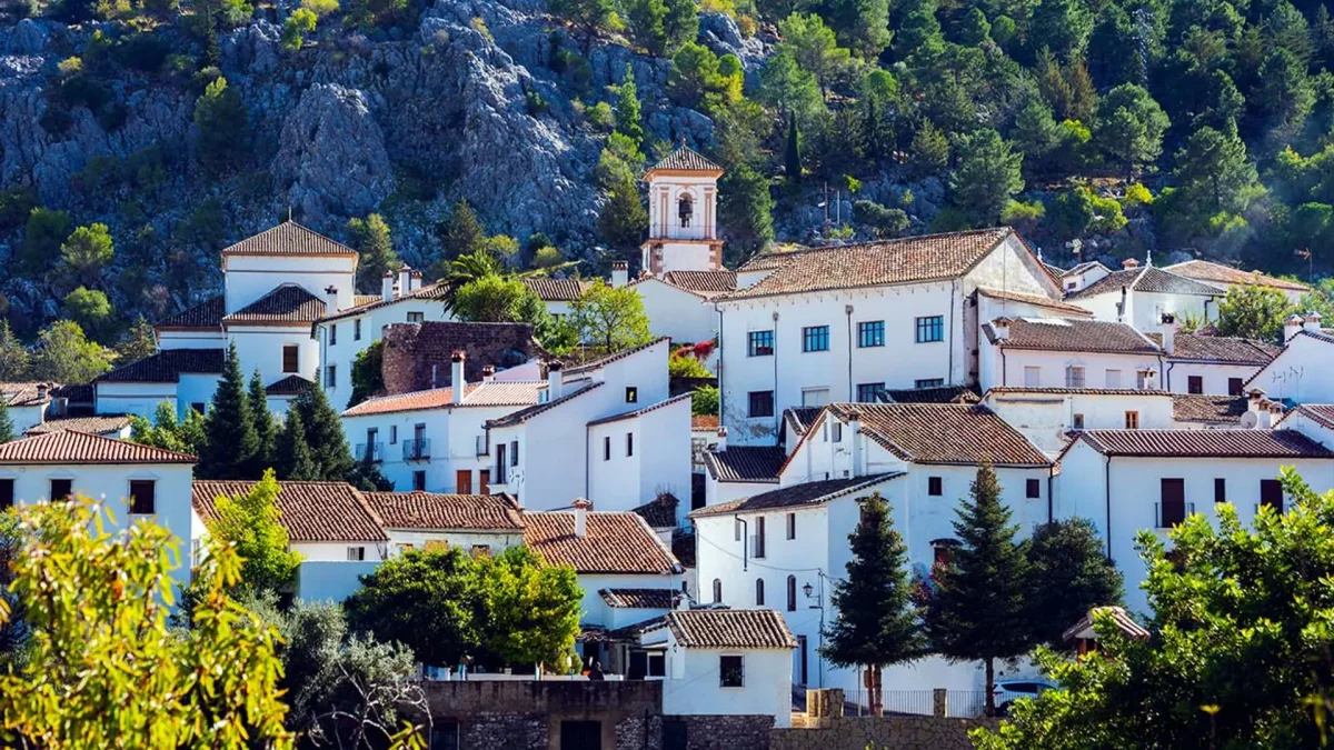 Rutas en moto por España: Descubre la belleza de la Sierra de Grazalema